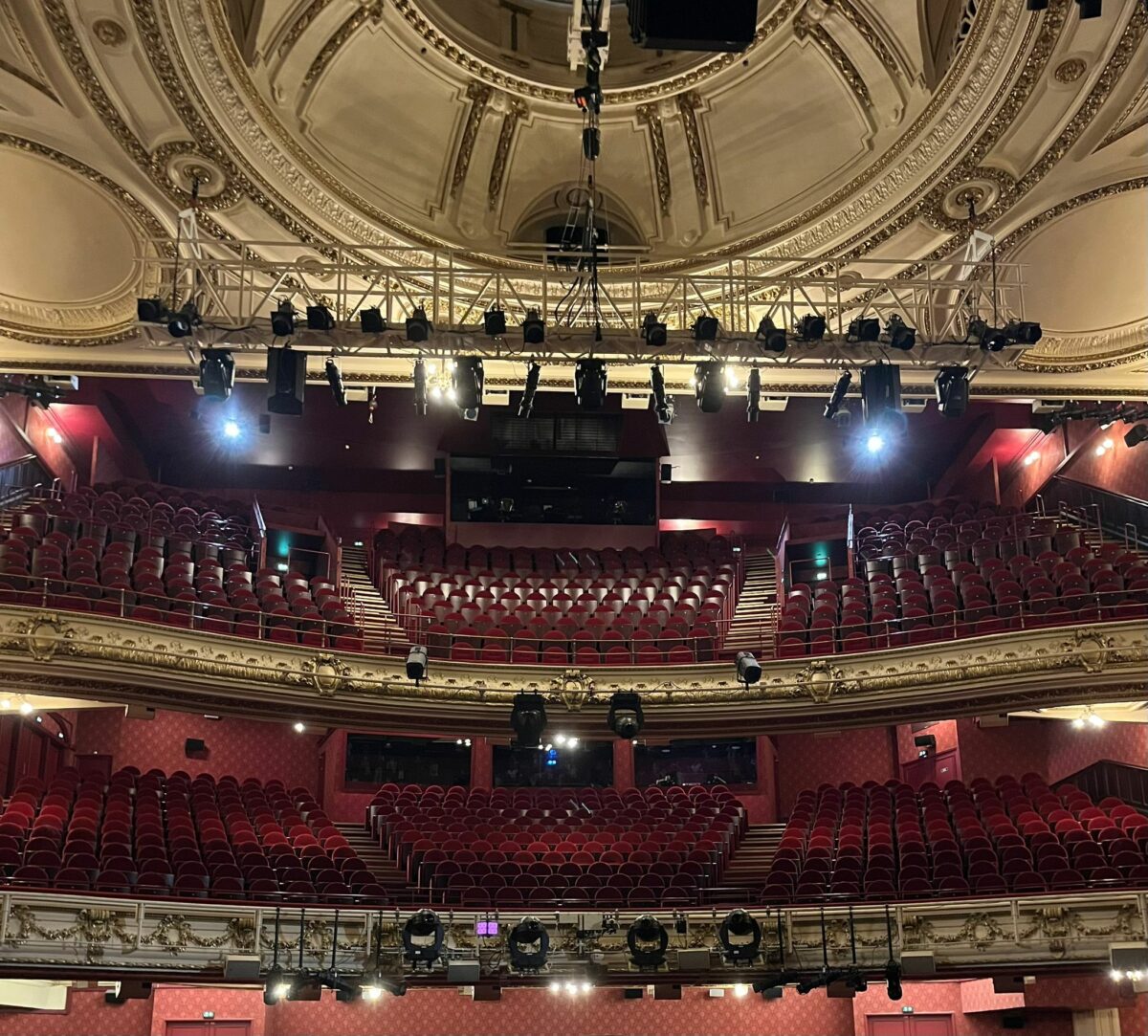 Le théâtre Mogador : de la tragédie au succès.