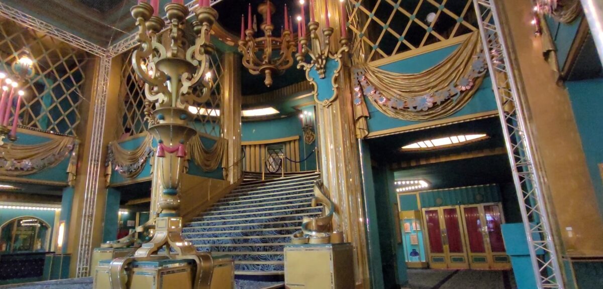 Les Folies Bergère, un théâtre hors du temps en plein Paris