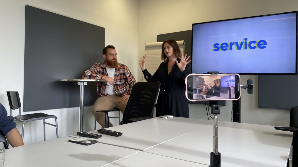 Aline Picard et Dylan Munoz, journalistes matinaux à BFM Lyon