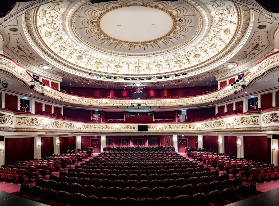 Vue de la scène de la grande salle du théâtre Marigny