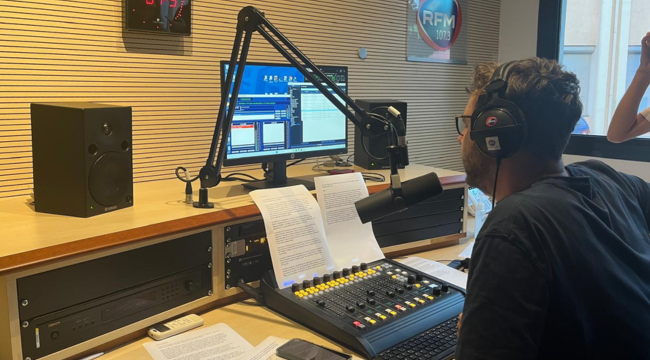 “On a toujours l’œil sur l’horloge”, la vie d’un matinalier local sur une radio nationale