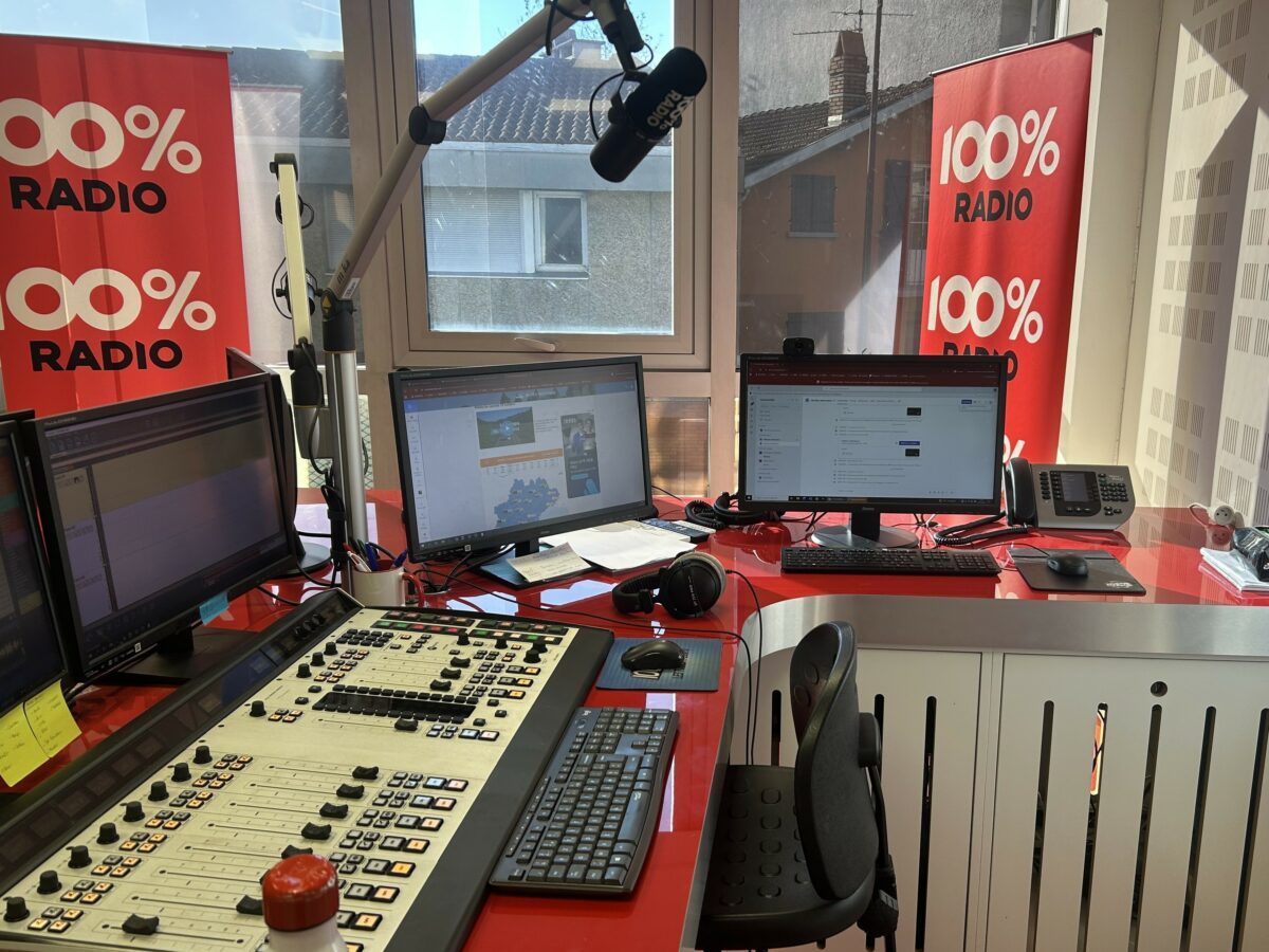 La salle d’animation de Radio 100 %, à Toulouse. Photo : Bastien Bordes