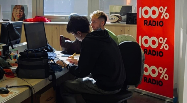 « Le reportage me permet de retrouver le côté humain du métier » : rencontre avec Thomas Naudi, journaliste à 100 % Radio